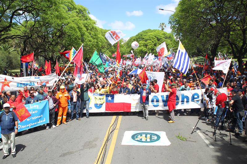  Migliaia di sindacalisti di A.Latina in marcia in Uruguay contro il neoliberismo