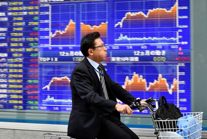  La borsa di Tokyo cade dello 0,16% in apertura a 21,993,61 punti