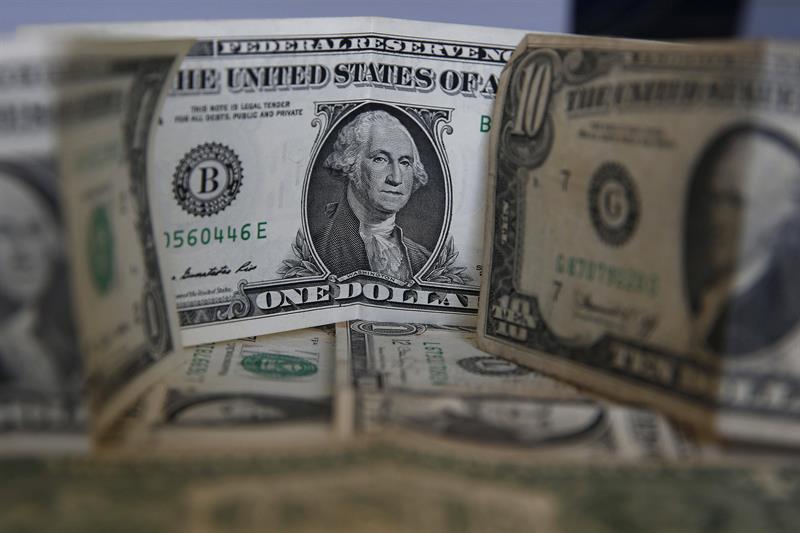  Il dollaro sale contro l'euro e finisce mischiato con altre valute