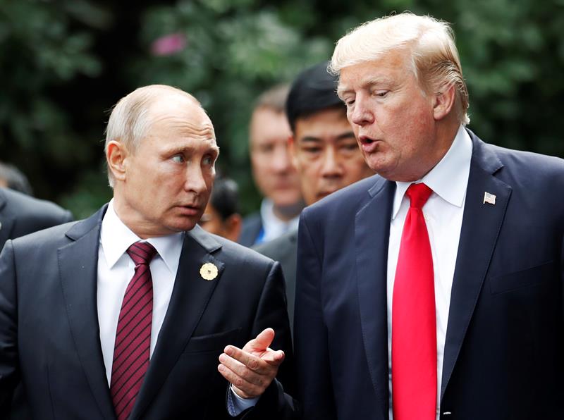  Trump e Putin chiacchierano durante una passeggiata al vertice APEC in Vietnam
