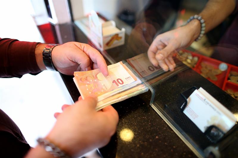  La lira turca cade al suo minimo storico contro l'euro e il dollaro