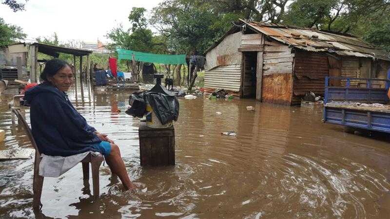  I vicini dell'umile quartiere di AsunciÃ³n marciano per una soluzione alle inondazioni