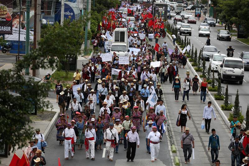 Gli agricoltori guatemalte bloccano le strade per chiedere dimissioni di Morales